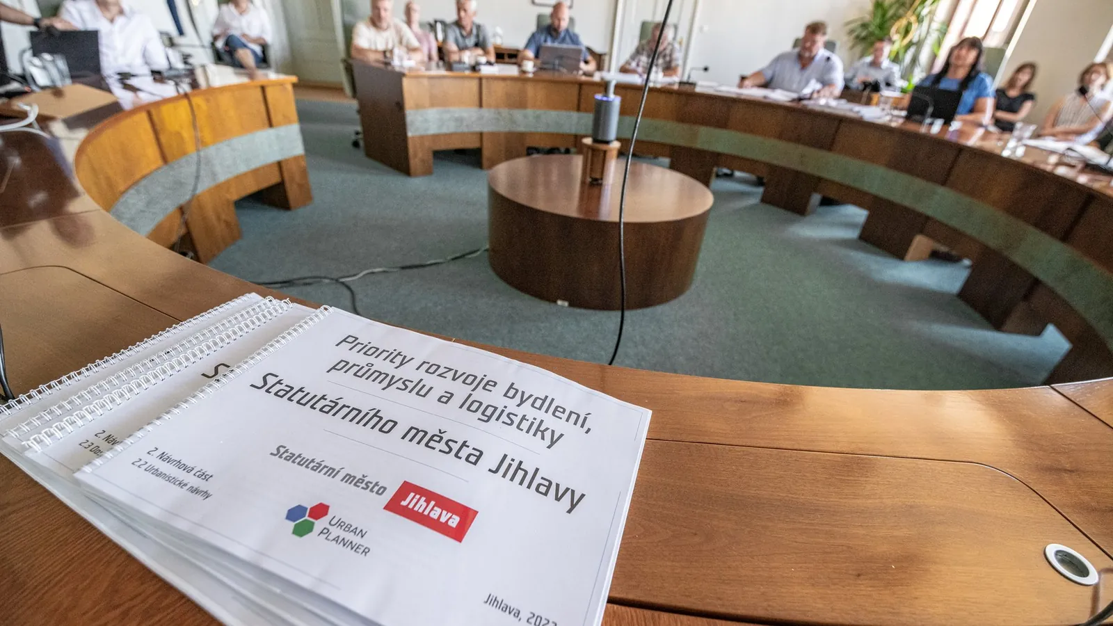 Bound report on Jihlava's development priorities on the table of the council chamber